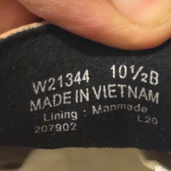 Crafted Stitchlite uppers with decorative detailing on a classic wingtip oxford. - Picture 11 of 14